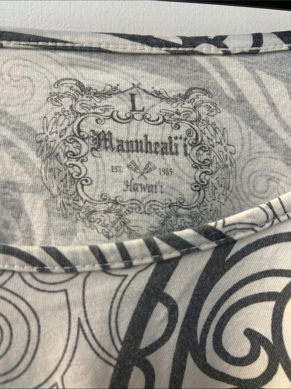MANUHEALI’I Printed Women's Top - GRAY & White, Sz L - Picture 5 of 5